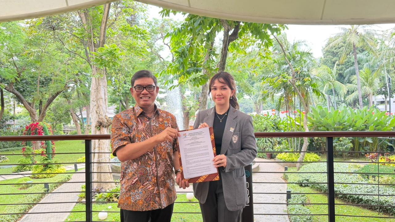 Ketua Umum APPMBGI Serahkan Langsung SK DPD I Lampung kepada adik perempuan Gubernur Lampung Putri Nilam Suri Djausal