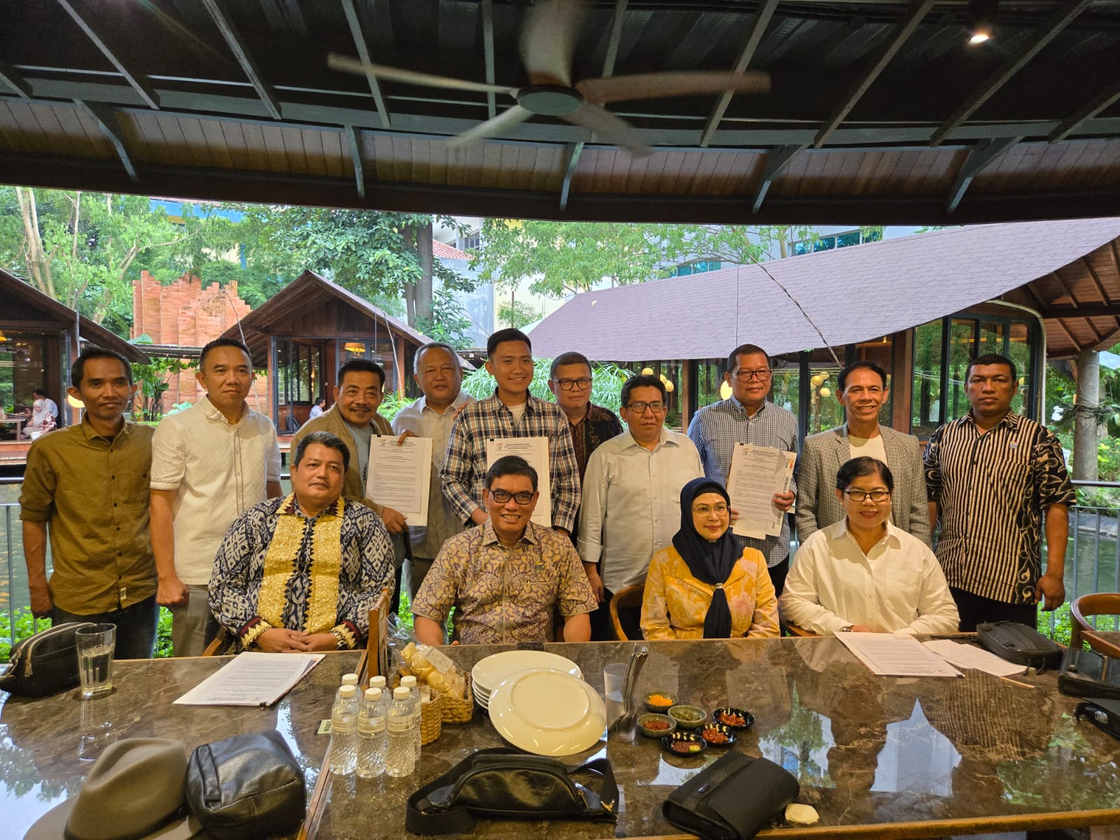 Ketua Umum APPMBGI Didampingi Wakil Ketua Umum I Menyerahkan SK DPD I Provinsi Lampung serta 5 SK DPD II se-Provinsi Lampung